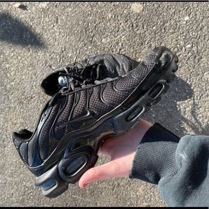 black nike air max plus